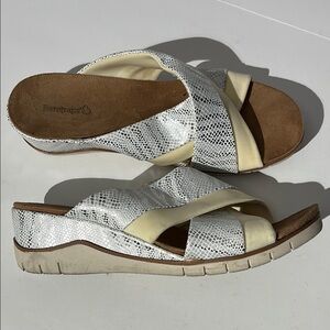 Baretraps Carmiela Womens Cream and White Slide Sandals Shoes Silver Summer 9.5